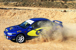 Subaru Impreza en glisse lors d'un bapteme rallye terre copilote en auvergne rhone alpes